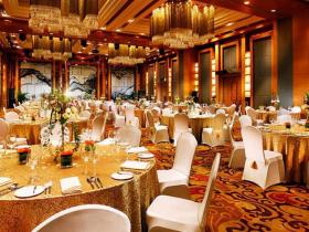 目前婚宴酒店一桌多少钱(一般的婚宴是多少钱一桌)