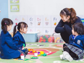 大专幼师工资一般多少(90后女幼师抱怨“挣得少”,家长眼红)