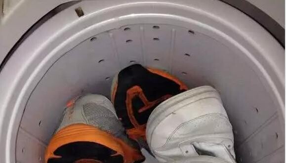 洗衣机可以洗鞋子吗（听家政阿姨分析完，后悔没早知道）