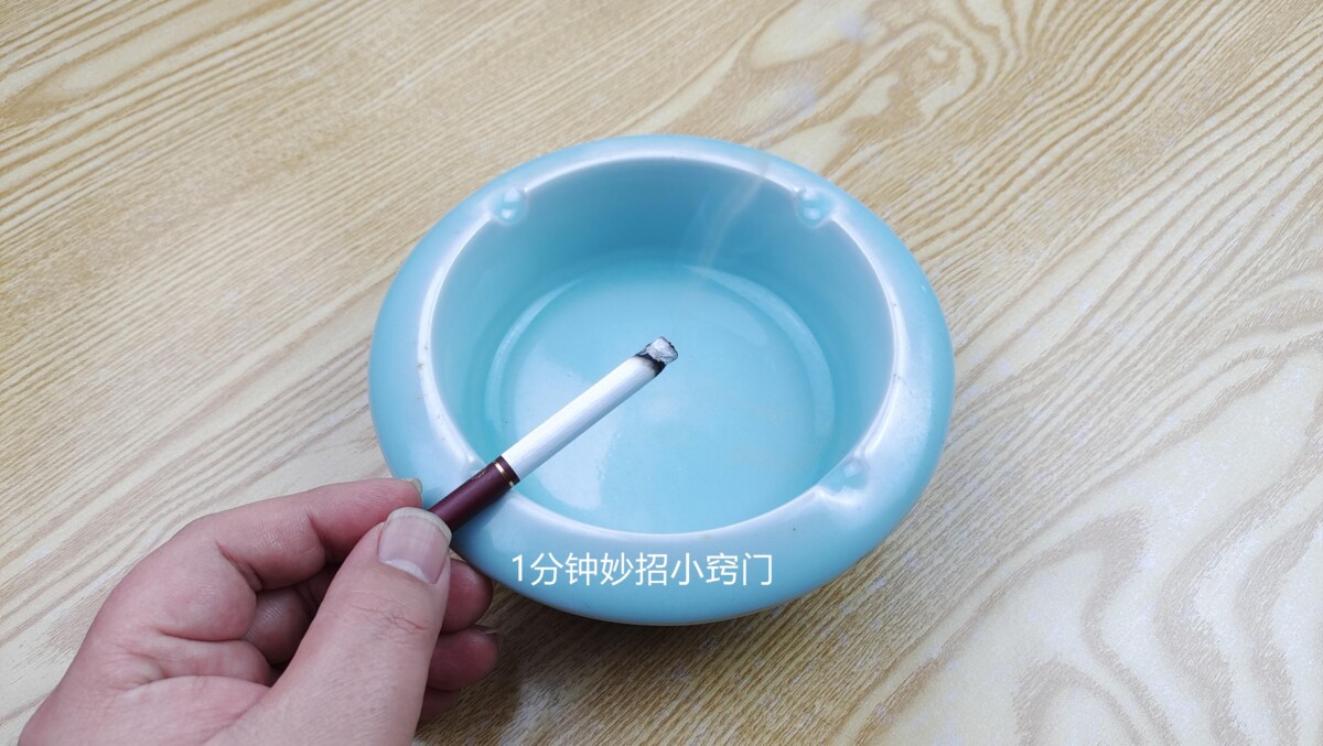 去烟味最快速的方法（放一样东西，烟味再多也不怕）